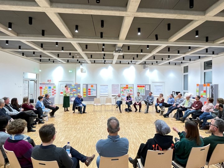 2025_08_11 Unterhaching Zukunftsteams Moderation des Zusammenführungsabends von Zukunftsteam und Agenda21 in Unterhaching